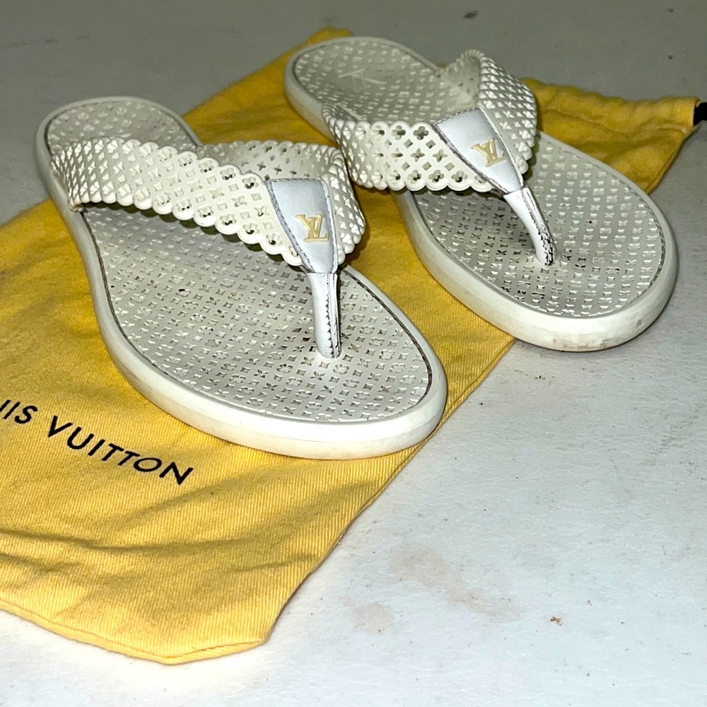 LOUIS VUITTON BEACH FLIP-FLOPS IN WHITE